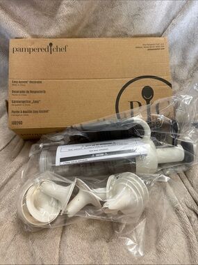 Pampered Chef Easy Accent Decorator in White and Brown